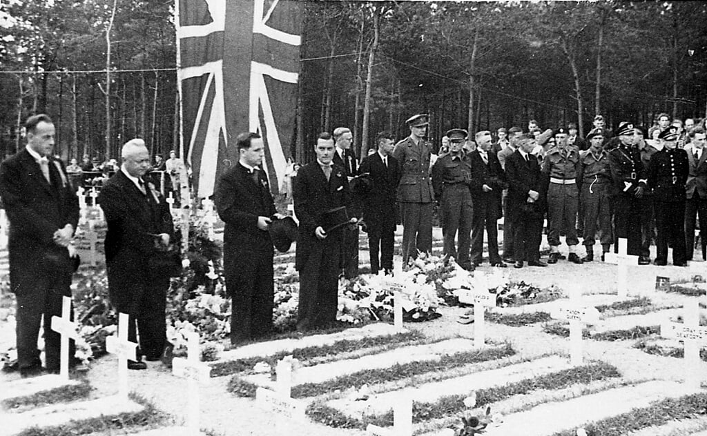 De militaire begraafplaats in Valkenswaard in 1945. (Foto: coll. Weerderheem)