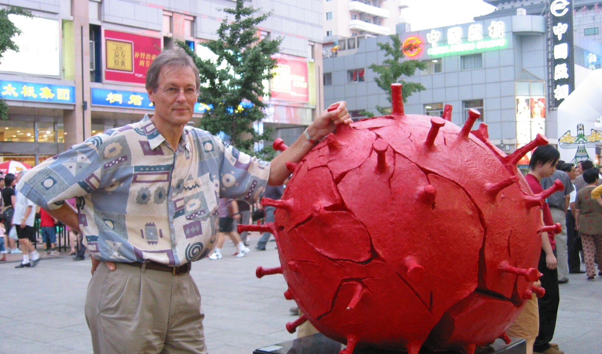 Peter Rottier naast een model van het SARS virus in een winkelstraat in Beijing waar hij in 2003 was voor een WHO meeting. 