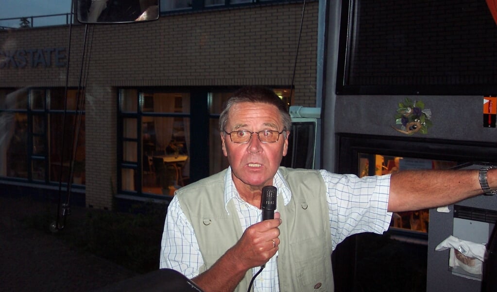 Henk Broekhuizen in actie als ‘Dorpsomroeper’. 