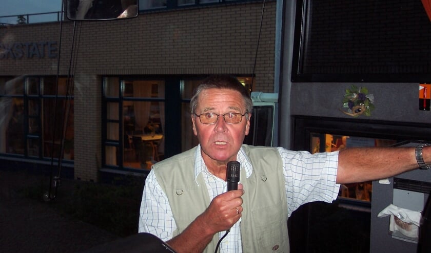 Henk Broekhuizen in actie als ‘Dorpsomroeper’.