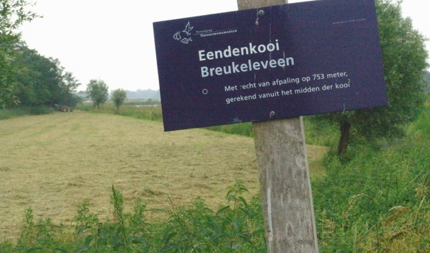 Bordje bij het hek op de weg langs het Tienhovens kanaal, met daarop de vermelding van een oud Kooirecht.