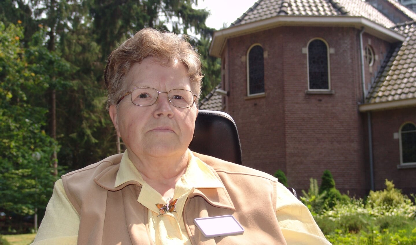 Zuster Dorothea Schulte buiten voor de kapel. Zij kwam in 1961 vanuit Purmerend als patiënt naar St. Elisabeth. Na haar herstel is zij tot 1973 als keukenzuster werkzaam geweest. Hierna heeft zij nog tot 1998 bij de receptie gewerkt. [foto Koos Kolenbrander 2007]
