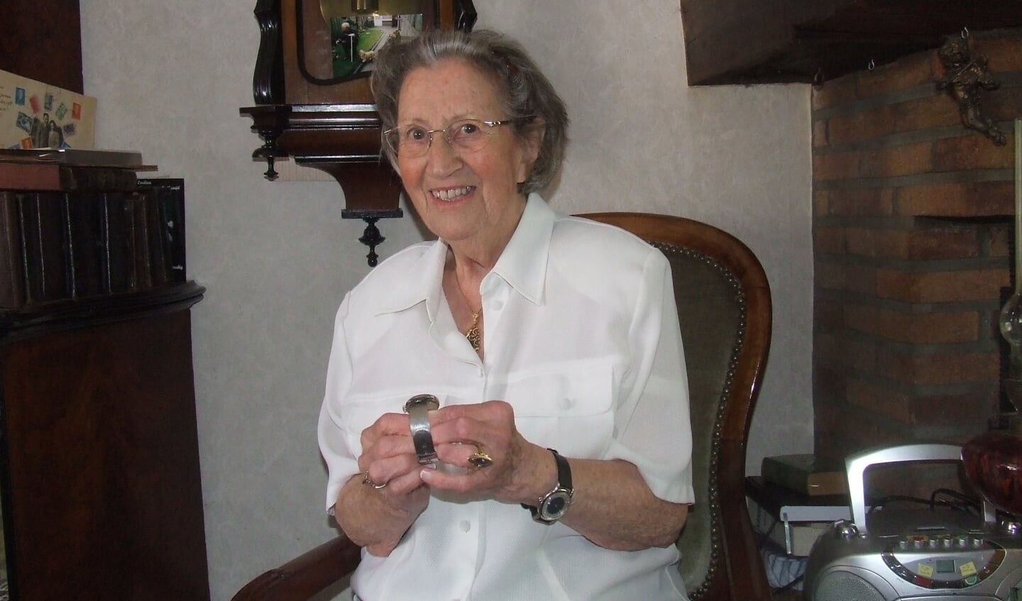 Wijlen Elly Verdooren-van Eck met het horloge dat haar man in 1945 van een Amerikaanse piloot kreeg. (foto De Vierklank 2010)