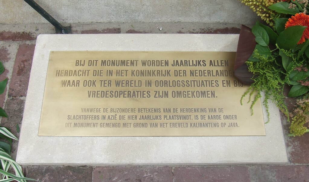 Monseigneur Bär onthulde op 15 augustus 2010 de plaquette bij het monument.