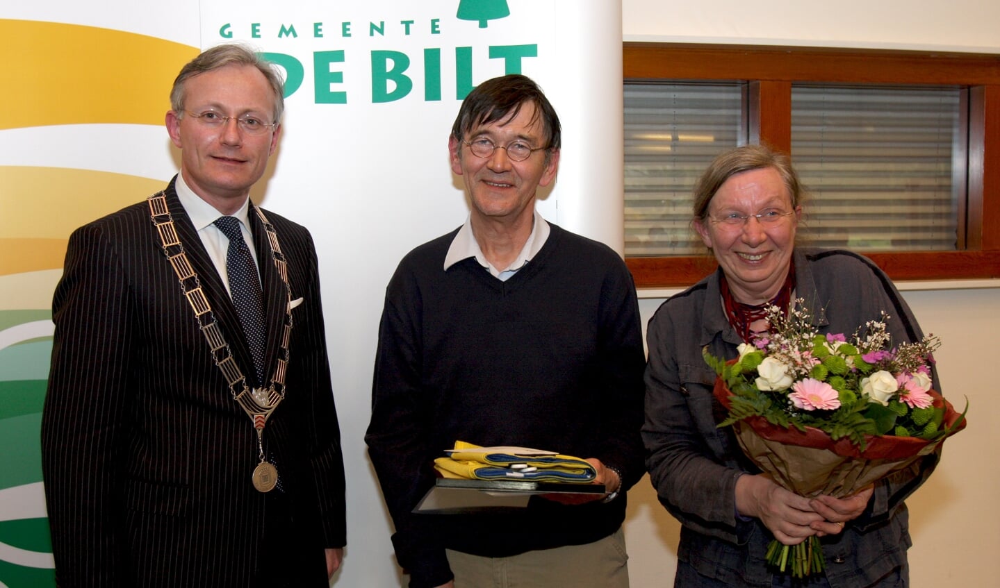 Burgemeester Arjen Gerritsen, Koos en Nelly Kolenbrander tijdens de uitreiking van de Mathildeprijs. [foto Reyn Schuurman])