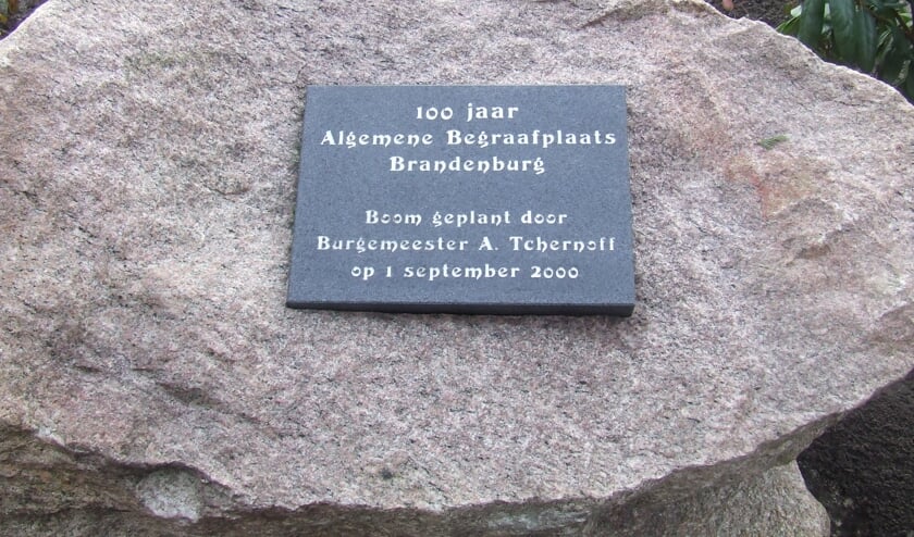 De herdenkingssteen met plaquette die ter gelegenheid van het honderdjarig bestaan werd