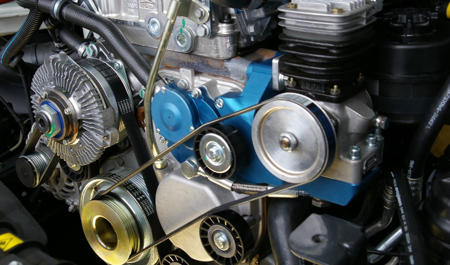 Bij het hier getoonde motorblok is duidelijk met de kleuren blauw, zilver en goud de luchtcompressor te zien die er door de firma Veldhuizen is ingebouwd om zo de bestelauto van luchtremmen te voorzien.