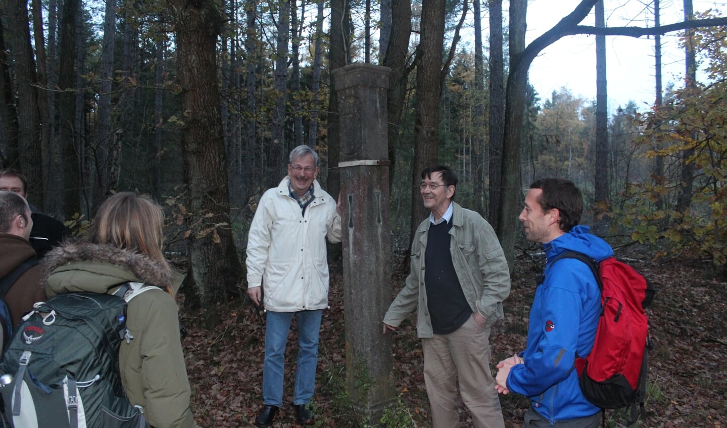 In november 2013 vertelden de plaatselijke historici Doedens en Kolenbrander bij grenspaal 16 aan de Vuursche Dreef verhalen over de grenspalenkwestie, die jarenlang de ‘gesprekken’ tussen ’t Gooi en Sticht bepaalden, aan geïnteresseerde wandelaars.