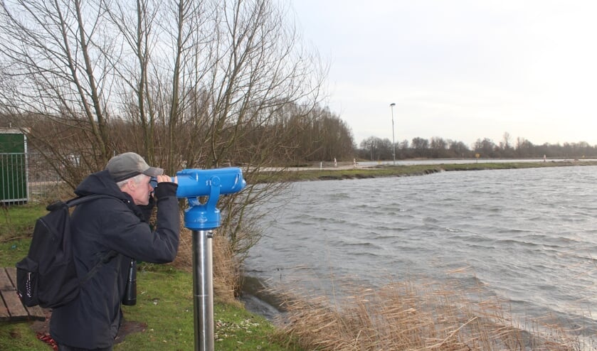 Wigle Braaksma spiedt naar vogels.