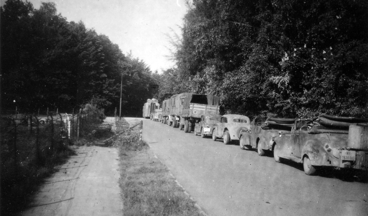 De aftocht van de Duitsers. (De kolonne van de vertrekkende misschien vluchtende Duitsers staat geparkeerd op de Bilderdijklaan); de foto is van iemand die daar in 1945 tegenover Zonneheuvel  woonde). 