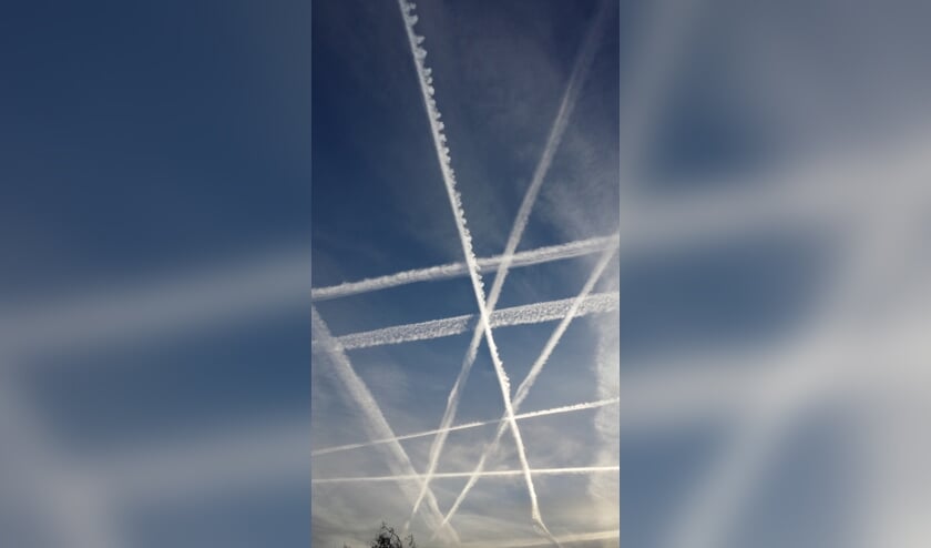 In haiku
Sporen in de lucht
Intensief sociaal verkeer
Corona routes