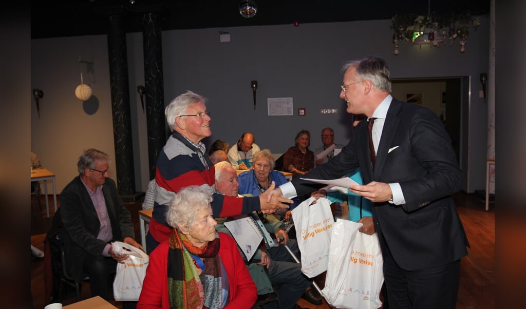 Burgemeester Arjen Gerritsen overhandigt het certificaat aan een deelnemer Jan Bulk. [foto Reyn Schuurman