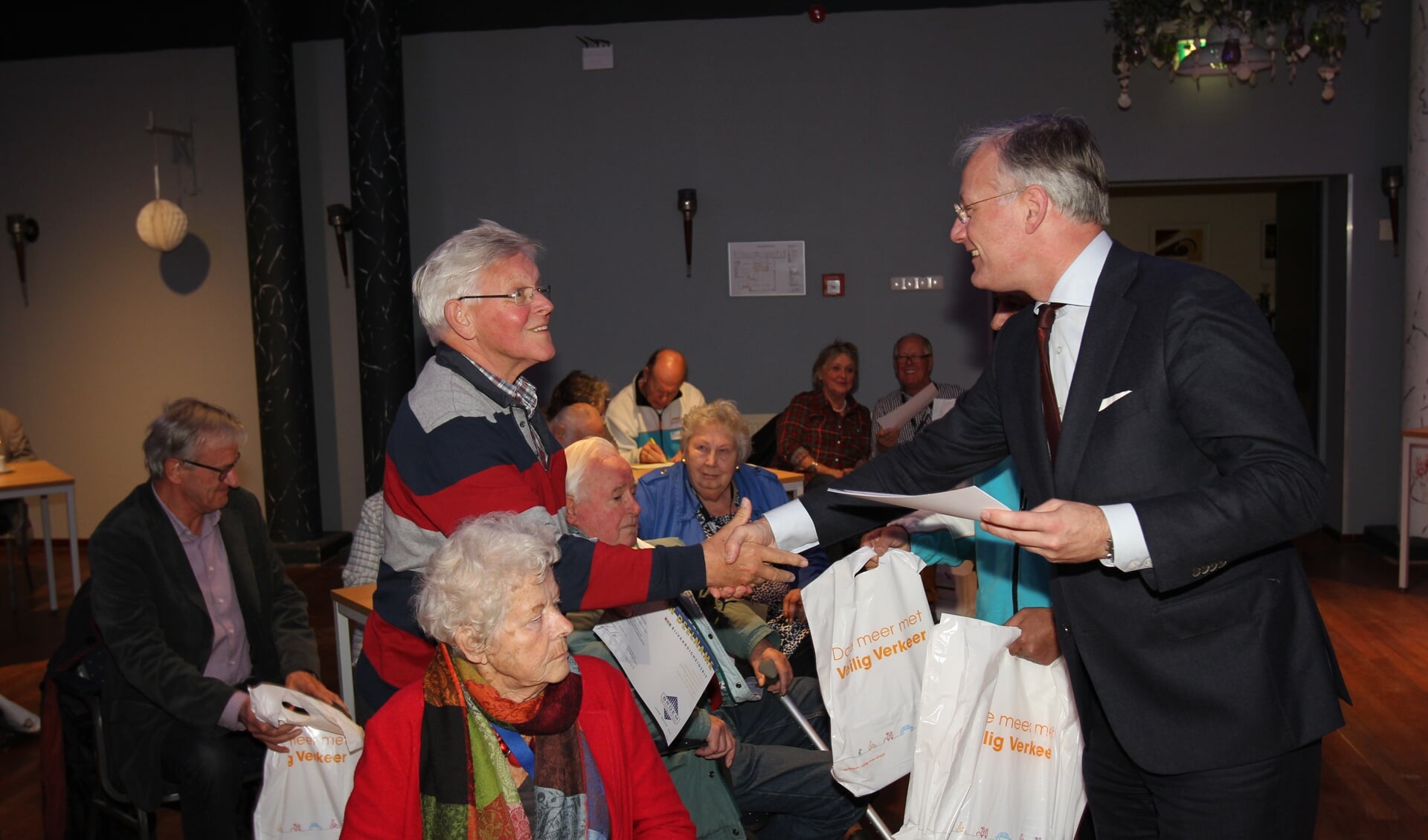 Burgemeester Arjen Gerritsen overhandigt het certificaat aan een deelnemer Jan Bulk. [foto Reyn Schuurman