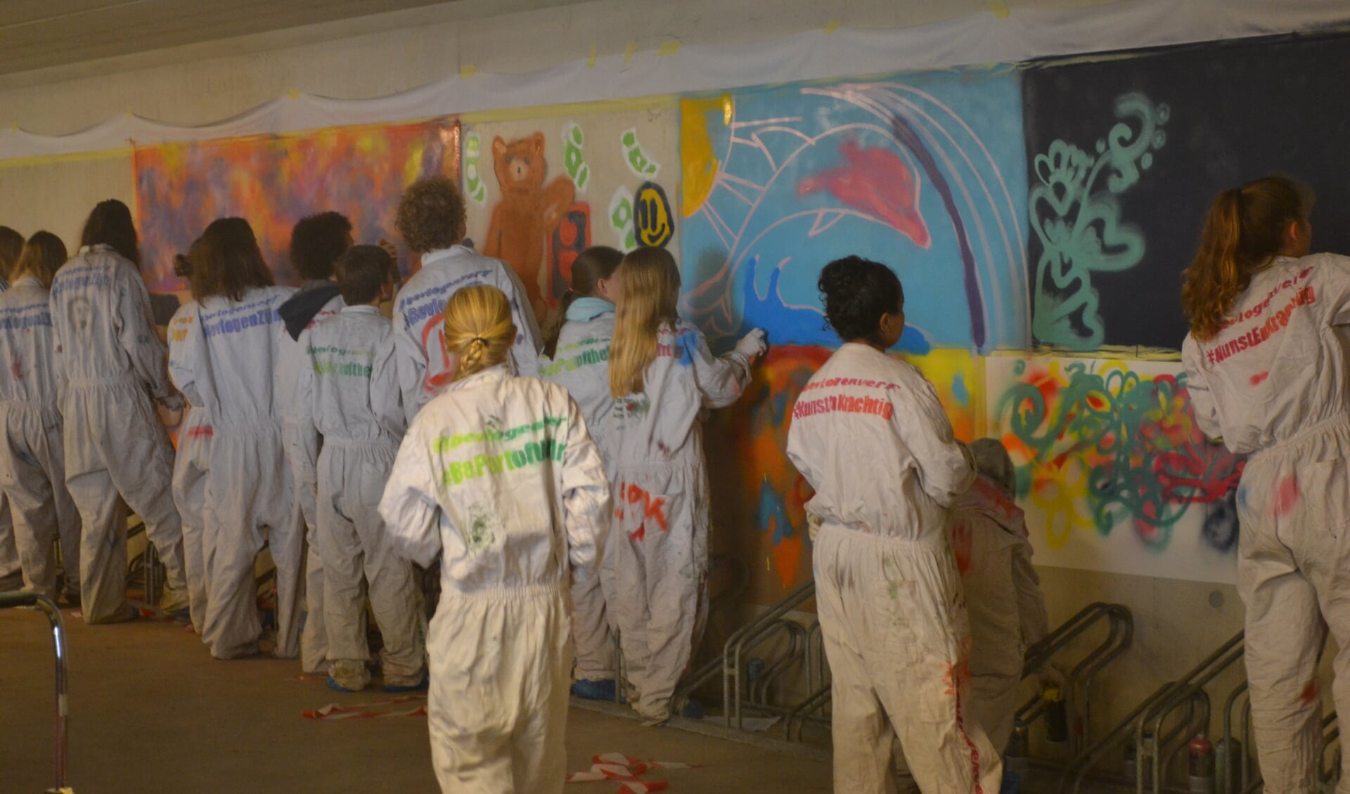 Leerlingen van de Werkplaats volgen een workshop graffiti. (foto Marian Kleverkamp)