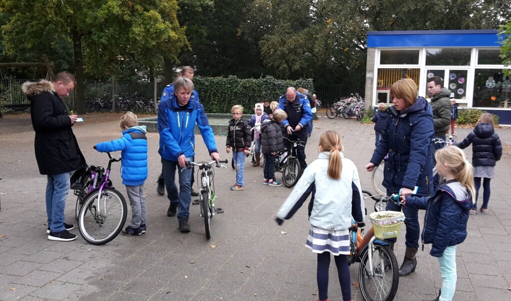 Onder toeziend oog van BOA's en medewerkers van Mastwijk worden de fietsen geïnspecteerd.