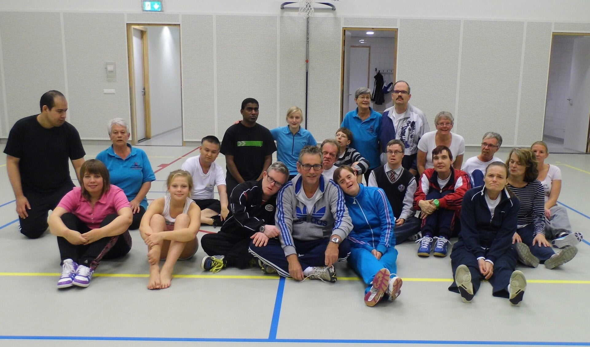 Joan van Aggelen (vooraan midden) stopt als vaste sportinstructeur bij Sportstichting Samen Verder
