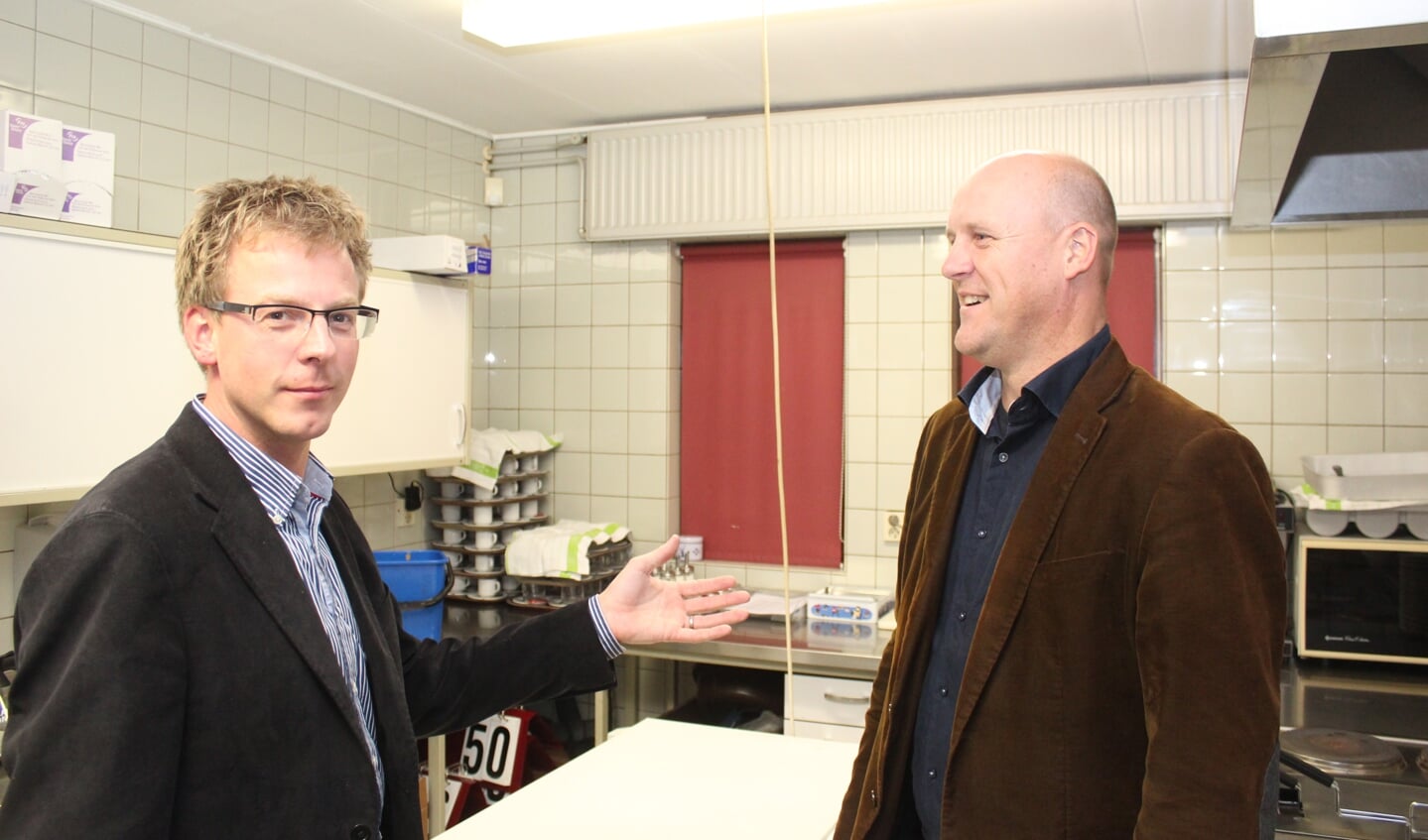 Frank Mulder (links) en Henny van der Heiden: 'Er is een grondige opknapbeurt van de keuken nodig'.