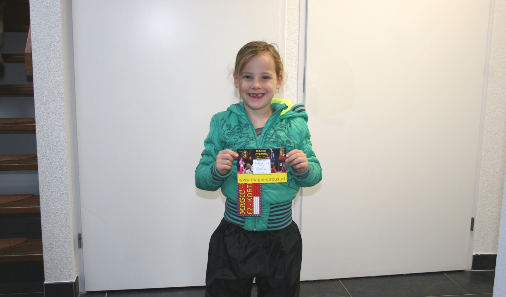 Roshan (6 jaar) kwam donderdagochtend op het kantoor van De Vierklank haar gratis toegangskaarten voor het Magic Circus ophalen.