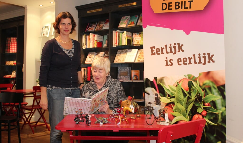 Martha van Seters (staand) heeft de dagelijkse leiding bij Bouwman Boeken. Truus te Pas zal het verhaal voorlezen.