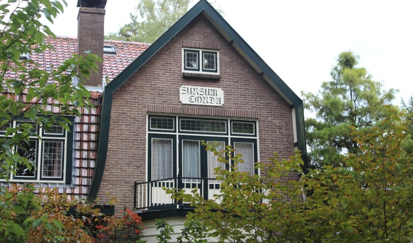 Er zijn drie betekenissen voor Sursum Corda: 'De harten omhoog', 'Haal jullie harten op' en 'Verheft uw hart'.