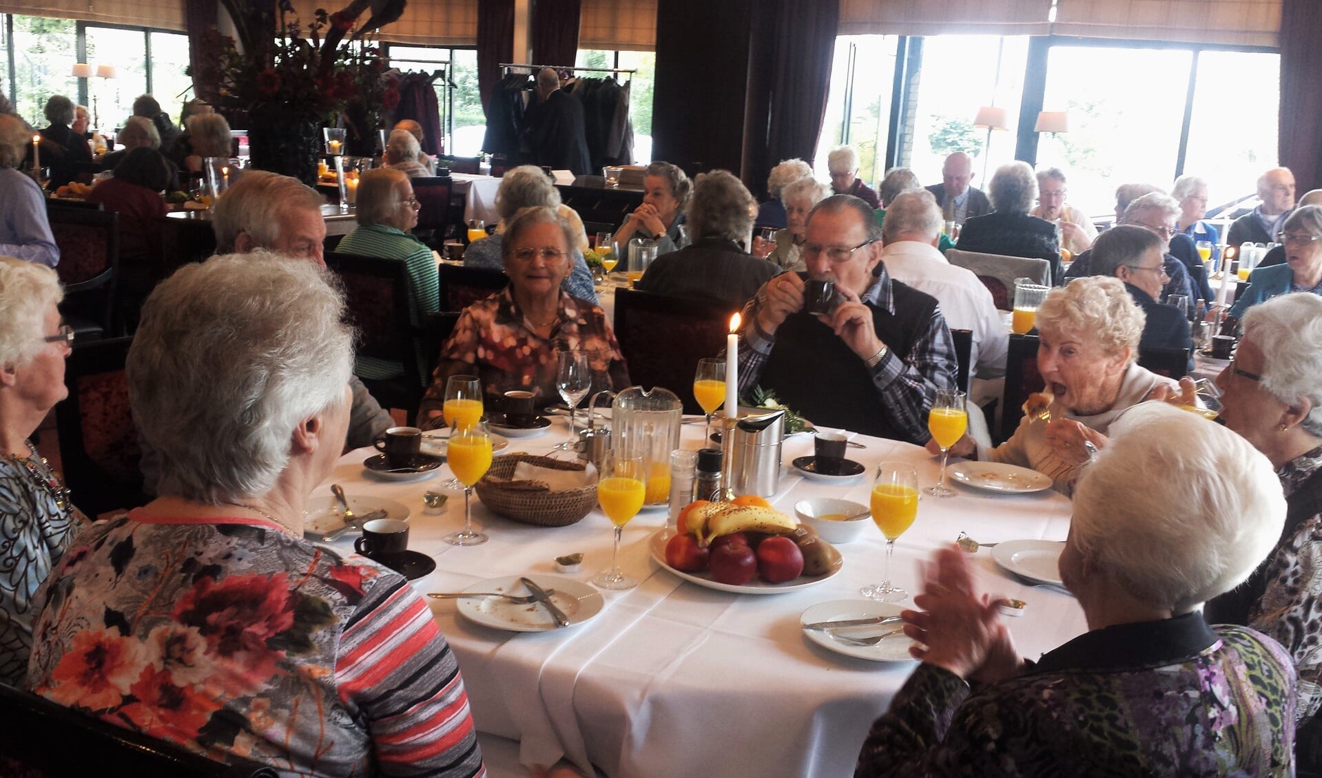 Zonnebloemgasten genieten van een overvloedige lunch bij Van der Valk.