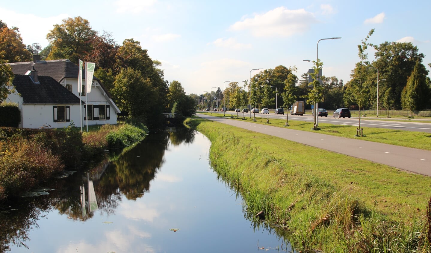 De Utrechtseweg (301) in 2015 waar nog steeds de Biltse Grift voor langs loopt. [foto Henk van de Bunt]