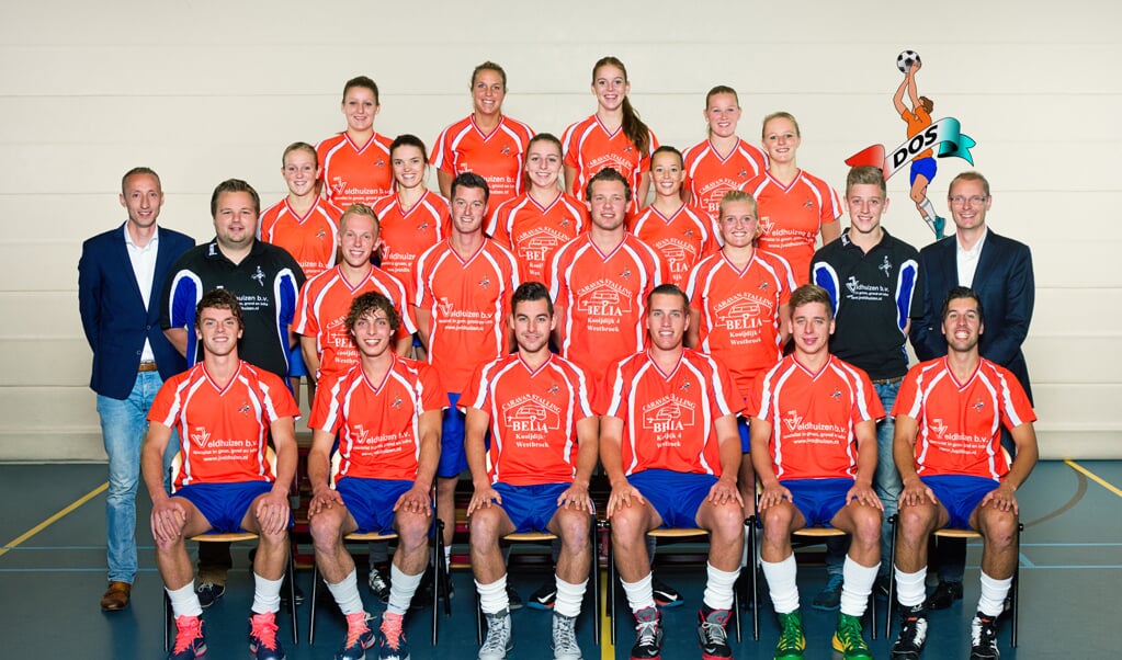 De spelers inclusief coaches en teambegeleiding 2015-2016. (www.fotostudiojanders.nl)