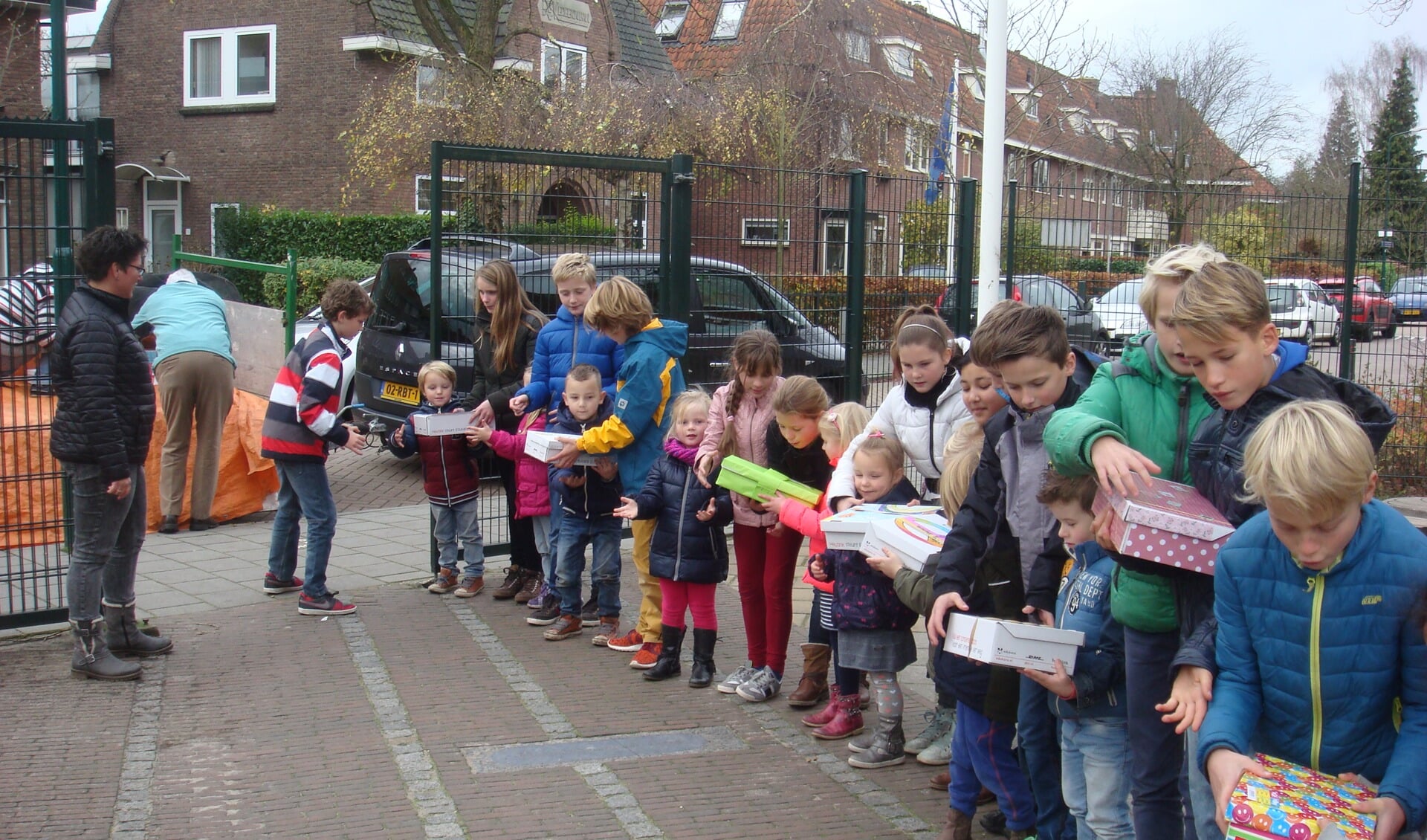 Toen alle dozen op school waren ingeleverd, maakten alle leerlingen een lange rij om ze uiteindelijk allemaal in de grote kar te krijgen.