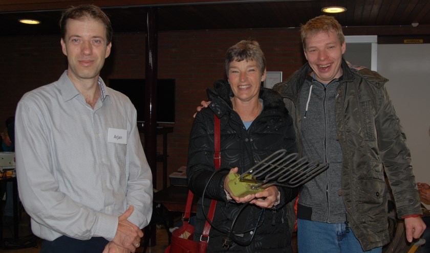 Moeder en zoon zijn blij met het door reparateur Arjan gemaakte opwarmelement. (foto Anne Marie Gout)