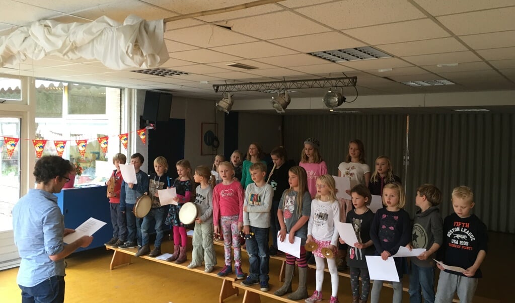 Leerlingen van Basisschool De Nijepoort oefenen voor de volkskerstzang 2016. (foto Jacobien Flier)
