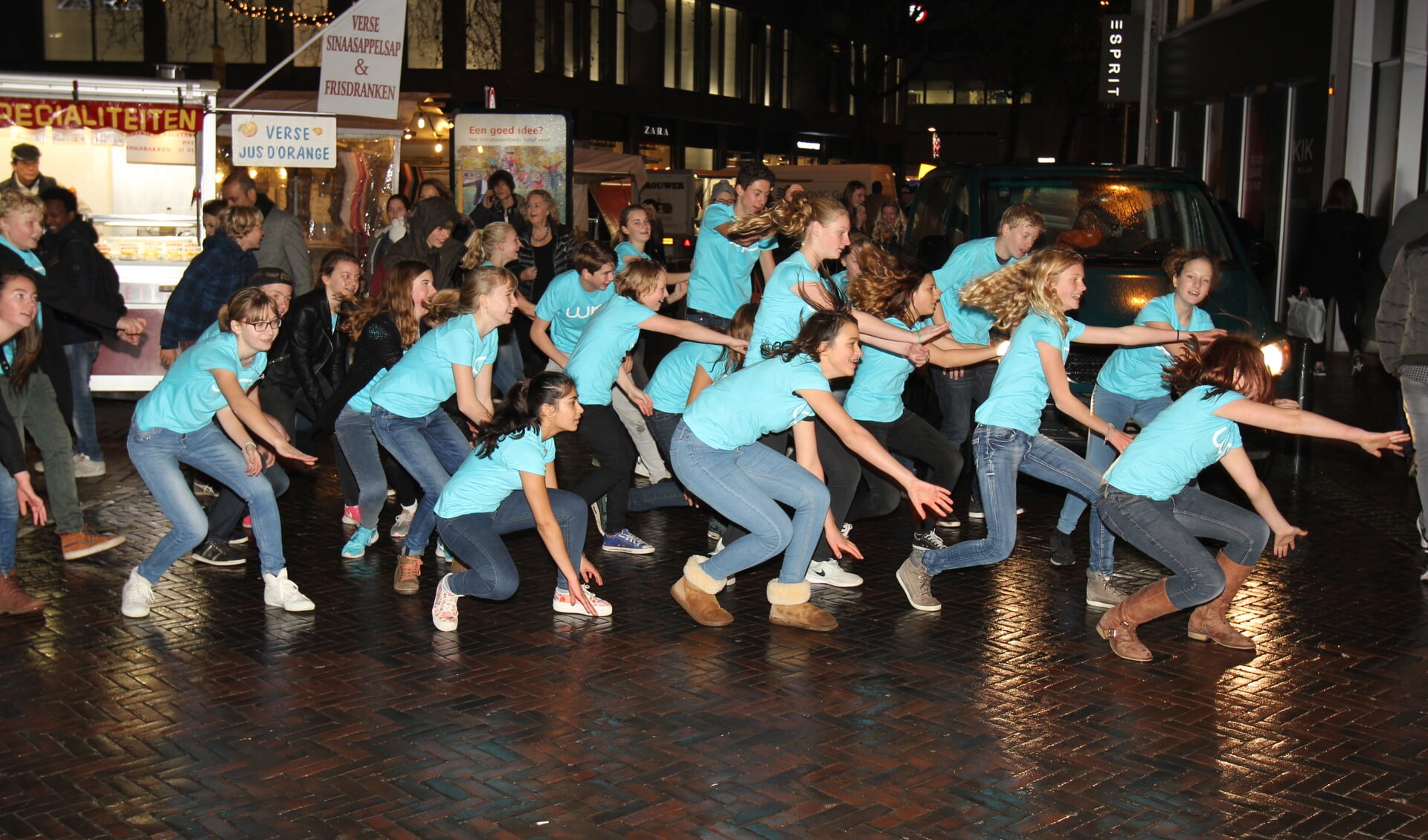 Op het Vredenburg in Utrecht voeren leerlingen van de Werkplaats een flashmob uit ten bate van het Helen Dowling Instituut Bilthoven (HDI). [foto Reyn Schuurman]