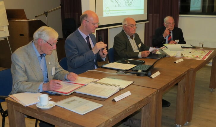 V.l.n.r. secretaris-penningmeester Henk van Luijn, voorzitter Roland Schneider en de bestuursleden Roland Defaix en Hans Hertsenberg.