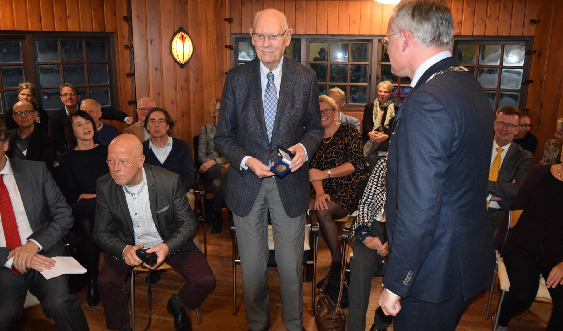 De heer van Hasselt ontvangt de Chapeaupenning uit handen van de burgemeester.
