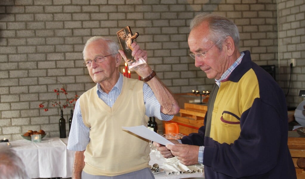 Jan Klein (97) ontvangt uit handen van Huib Mekel de eerste prijs.