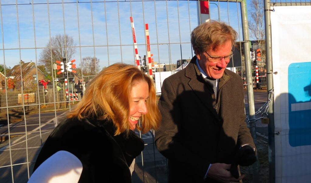 Wethouder Jolanda van Hulst en ProRail directeur Cees de Vries maken de afsluiting definitief.