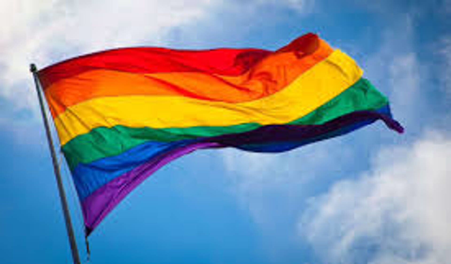 Menno Boer pleitte voor het uitsteken van de regenboogvlag op de nationale 'Coming-Out-dag'.
