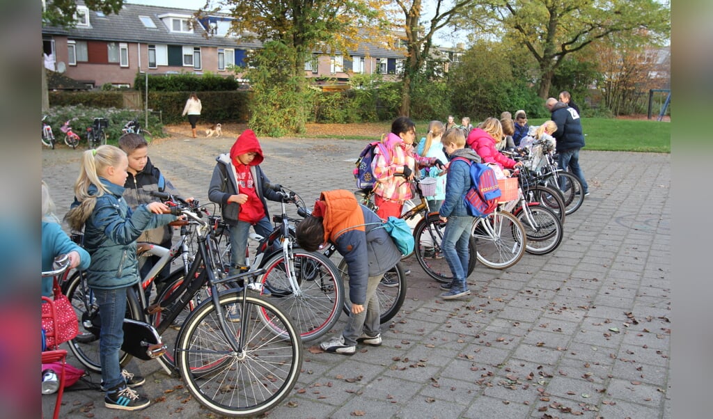 ?De meeste fietsen zijn weer goedgekeurd en de kinderen kunnen veilig op pad in de komende donkere dagen. [Foto Reyn Schuurman]