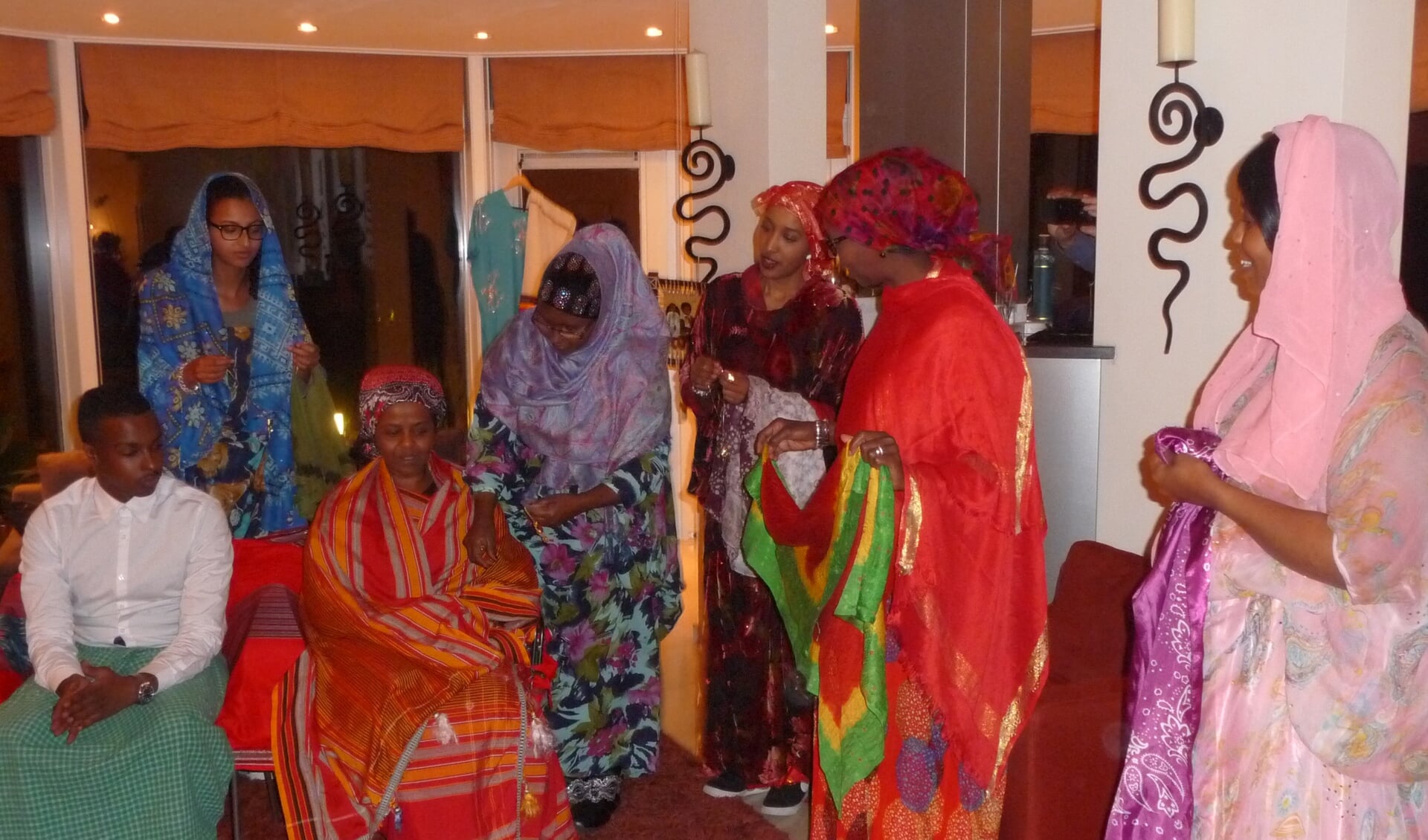 Zonnebloemvrijwilligers maken kennis met de Somalische cultuur.