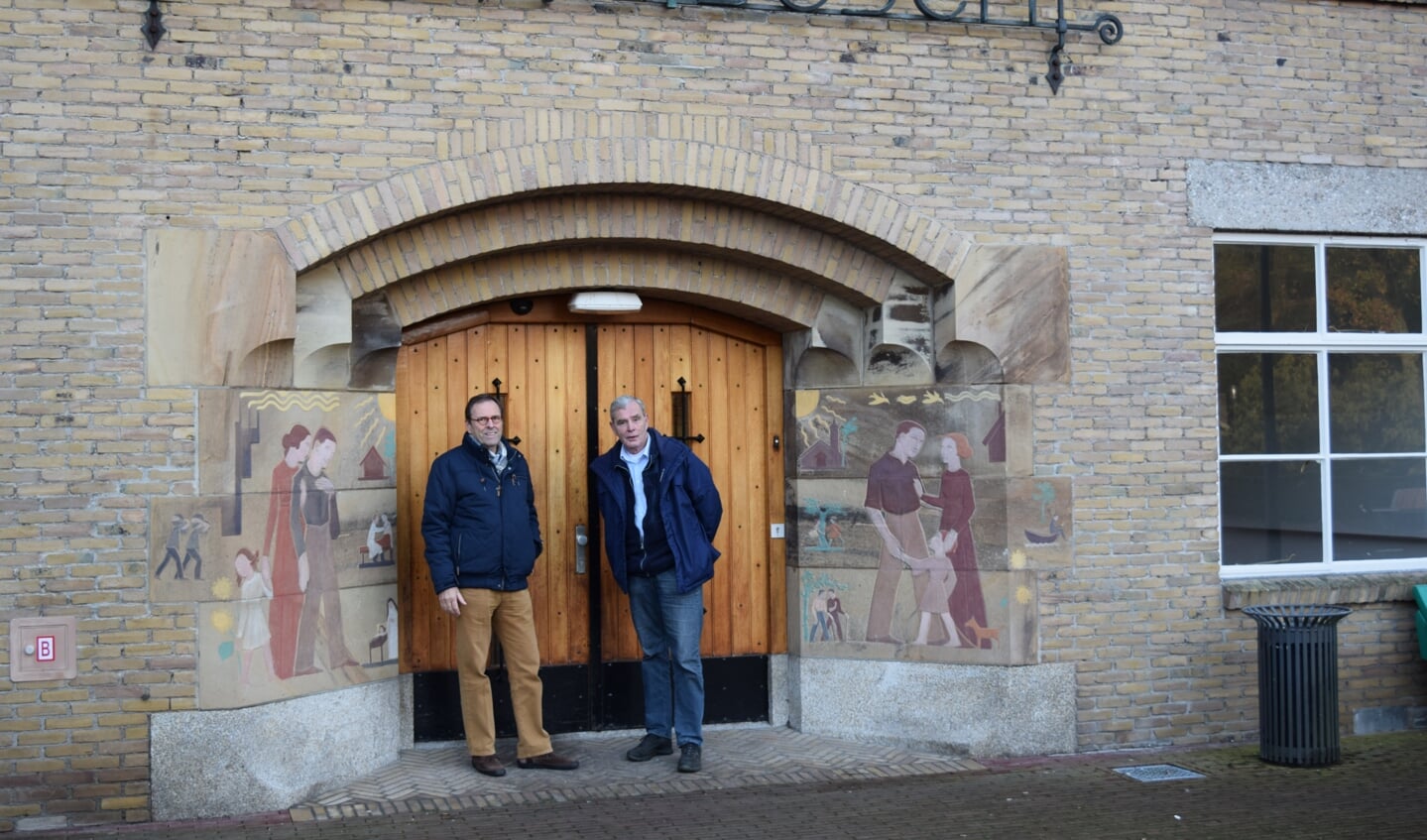 Jos Visser (l) en Theo Wiersma voor de (oude) ingang van Berg en Bosch.