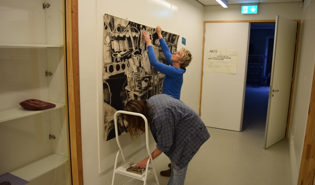 ?Marieke Thoomes en Marjan Nagtegaal druk bezig met de voorbereidingen voor de verkooptentoonstelling.