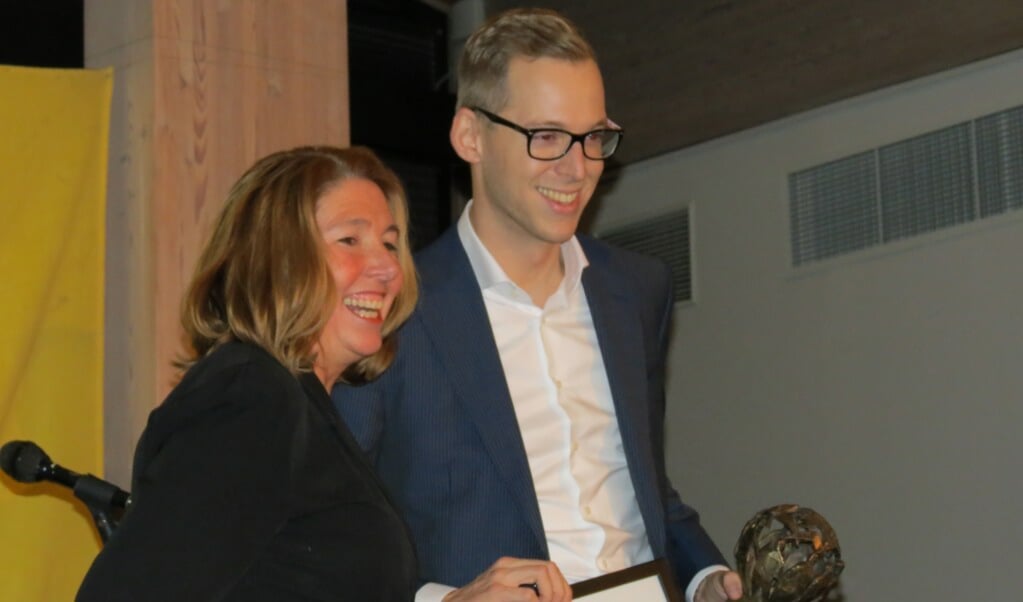 Gilde Personeel winnaar in de catergorie starters, eigenaar Erwin Wever en wethouder Jolanda van Hulst. (foto Guus Geebel)