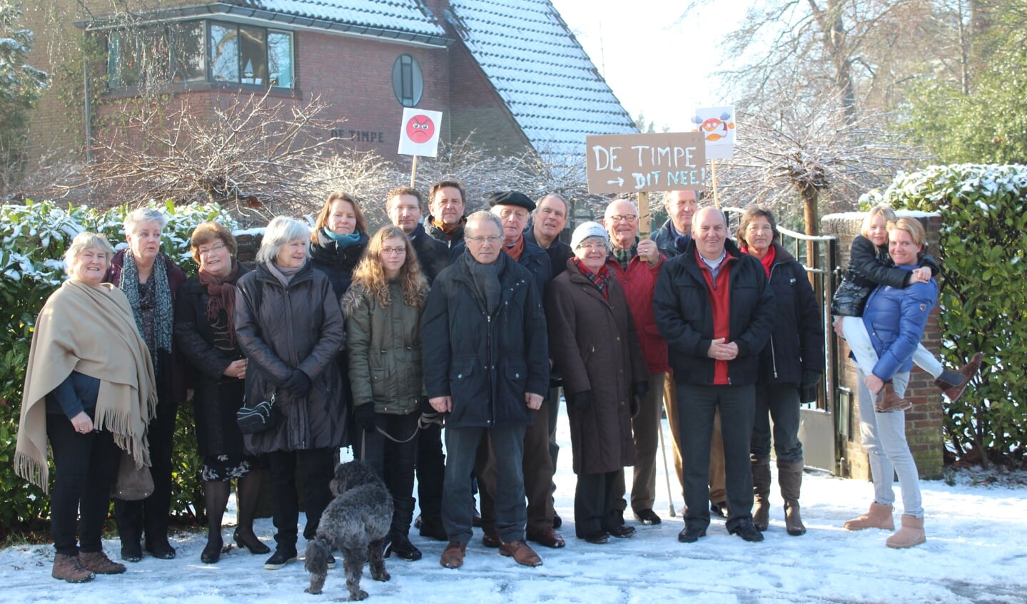Schouder aan schouder in januari 2015: vertegenwoordigers van de samenwerkende belangengroepen naast verontruste buurtbewoners.