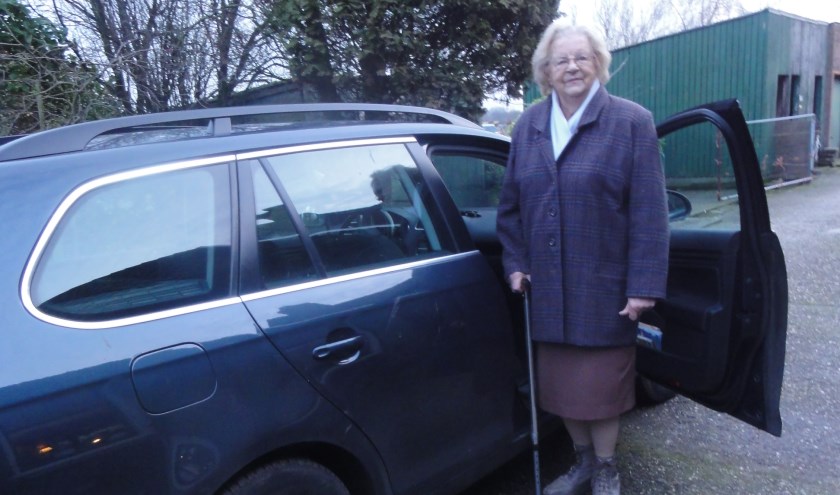 Een tevreden mevrouw Van Brenk, weer comfortabel en heelhuids thuis.