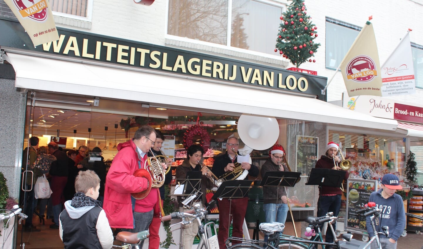 Het koperensemble van de Koninklijke Biltse Harmonie speelt kerstliederen voor de Slagerij.