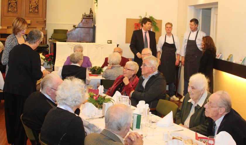 Thijs Bos en Wim Landwaart van Landwaart Culinair geven de laatste instructies aan Jan en Elizabeth Moggré.