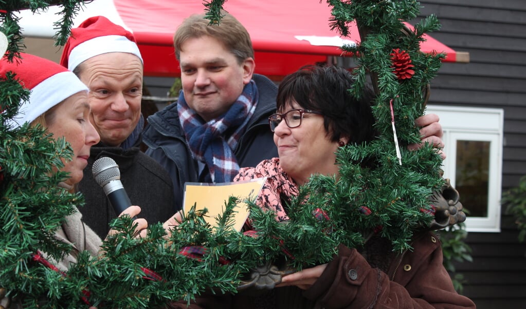 Het bestuur van 'Vriend van de Schaapskooi' voorzitter GertJan Kraaij (Reinaerde), penningmeester Rick Pakkert (Structon) en secretaris Annemarie Hoornsman (basisschool Wereldwijs) neemt verrast de waardebon aan.