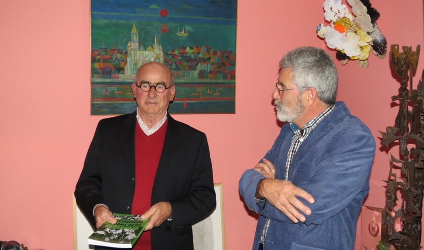 Frank Klok overhandigde Maarten Buddingh het eerste exemplaar van het boek.