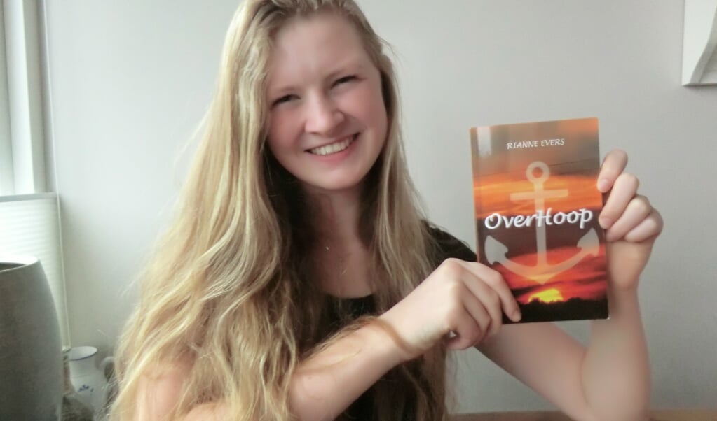 De 17-jarige Rianne uit Westbroek is blij met haar eerste uitgave.