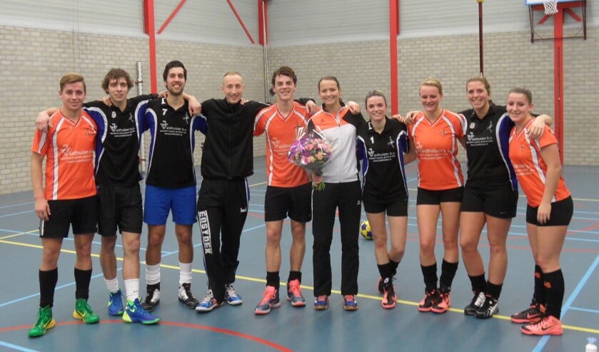 Na afloop gingen de DOS-spelers en Marjolijn met elkaar op de foto.