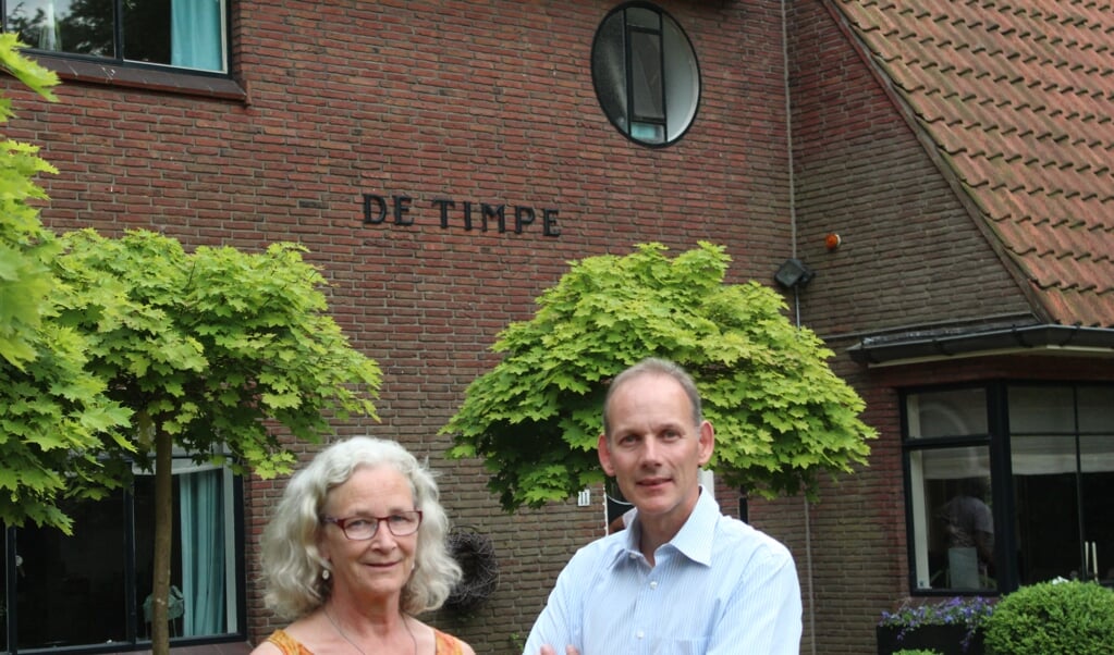 Elizabeth ter Meulen (lid Wijkraad De Leijen) en Martin van der Grift in juli 2015 bij De Timpe.